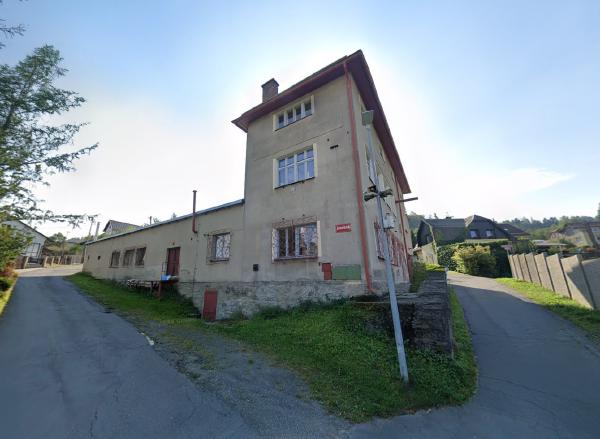 2003:
Pro podporu prodeje zejména dárkových láhví, určených k plnění alkoholickými nápoji, je zavedena do výrobního programu dřevovýroba. Areál společnosti pro ni nedokáže prostory poskytnout, proto je k jejímu provozování pronajat objekt v nedaleké Svahové ulici.